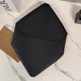 Новая модель Loewe — большая сумка Puz