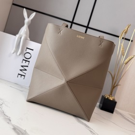 Новая модель Loewe — небольшая сумка P