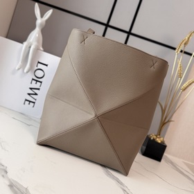 Новая модель Loewe — небольшая сумка P