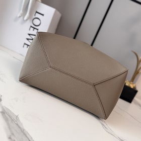 Новая модель Loewe — небольшая сумка P