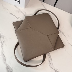 Новая модель Loewe — небольшая сумка P