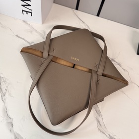 Новая модель Loewe — небольшая сумка P