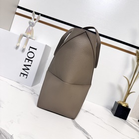 Новая модель Loewe — небольшая сумка P