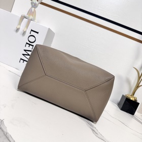 Новая модель Loewe — небольшая сумка P