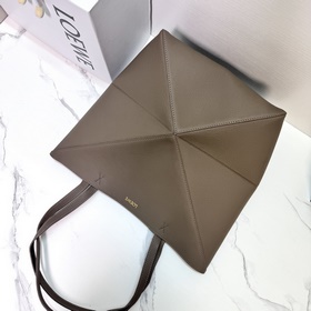 Новая модель Loewe — небольшая сумка P