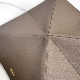 Новая модель Loewe — небольшая сумка P