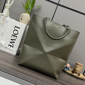 Новая модель Loewe — небольшая сумка P