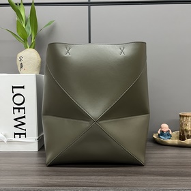 Новая модель Loewe — небольшая сумка P