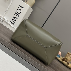 Новая модель Loewe — небольшая сумка P