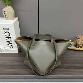 Новая модель Loewe — небольшая сумка P