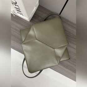 Новая модель Loewe — небольшая сумка P