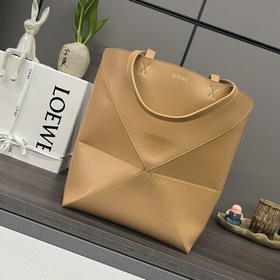 Новая модель Loewe — небольшая сумка P