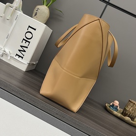 Новая модель Loewe — небольшая сумка P