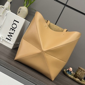 Новая модель Loewe — небольшая сумка P