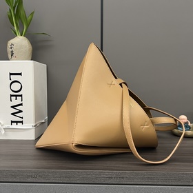 Новая модель Loewe — небольшая сумка P