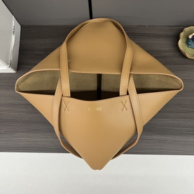 Новая модель Loewe — небольшая сумка P