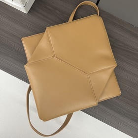 Новая модель Loewe — небольшая сумка P
