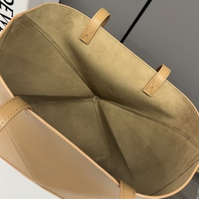 Новая модель Loewe — небольшая сумка P
