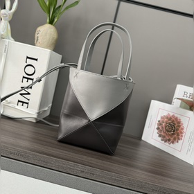 Новая мини-сумка Puzzle Fold от Loewe,