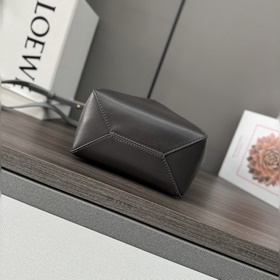 Новая мини-сумка Puzzle Fold от Loewe,