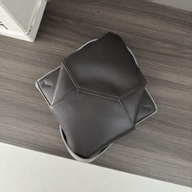 Новая мини-сумка Puzzle Fold от Loewe,