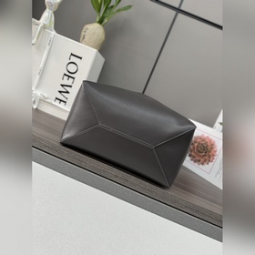Новая модель Loewe — небольшая сумка P