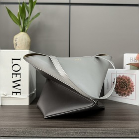 Новая модель Loewe — небольшая сумка P