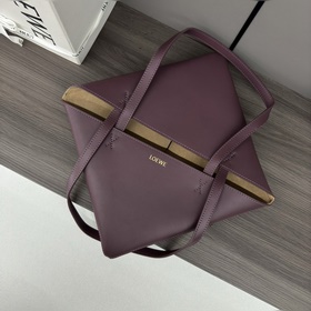 Новая модель Loewe — небольшая сумка P