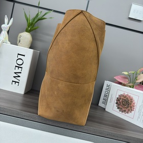 Новая модель Loewe — большая сумка Puz