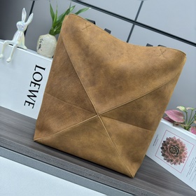 Новая модель Loewe — большая сумка Puz