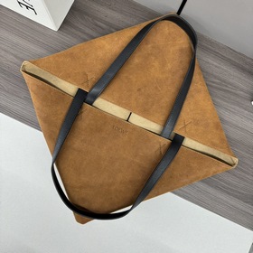 Новая модель Loewe — большая сумка Puz