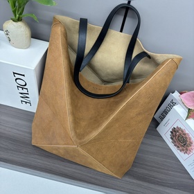 Новая модель Loewe — большая сумка Puz