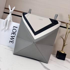 Новая сумка Puzzle Fold от Loewe отлич