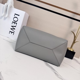 Новая сумка Puzzle Fold от Loewe отлич