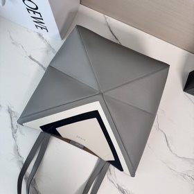 Новая сумка Puzzle Fold от Loewe отлич
