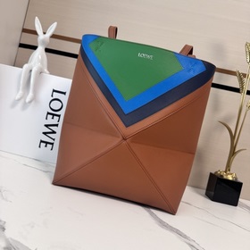 Новая сумка Puzzle Fold от Loewe отлич
