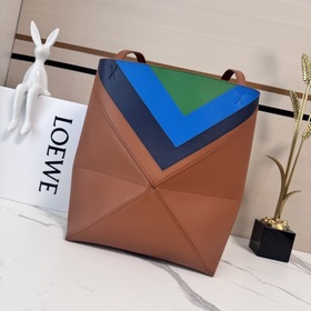 Новая сумка Puzzle Fold от Loewe отлич