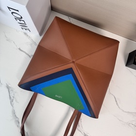 Новая сумка Puzzle Fold от Loewe отлич