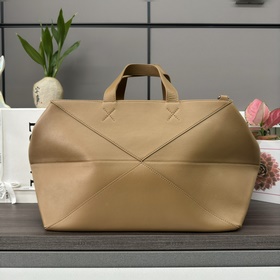 Новая сумка Loewe «Puzzle Fold Duffle»