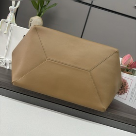 Новая сумка Loewe «Puzzle Fold Duffle»