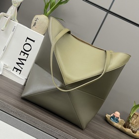 Новая модель Loewe — небольшая сумка P