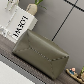Новая модель Loewe — небольшая сумка P