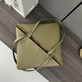 Новая модель Loewe — небольшая сумка P