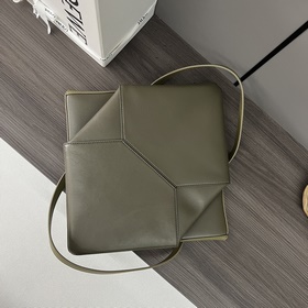 Новая модель Loewe — небольшая сумка P