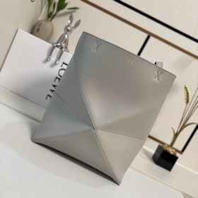 Новая модель Loewe — небольшая сумка P