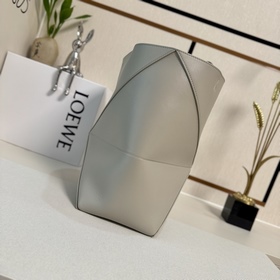 Новая модель Loewe — небольшая сумка P