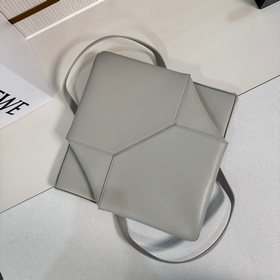 Новая модель Loewe — небольшая сумка P