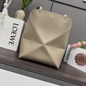 Новая модель Loewe — небольшая сумка P