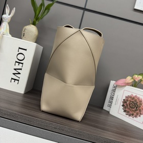 Новая модель Loewe — небольшая сумка P