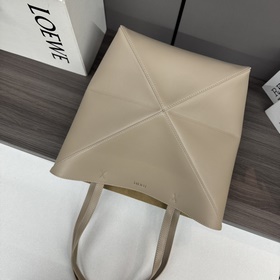 Новая модель Loewe — небольшая сумка P